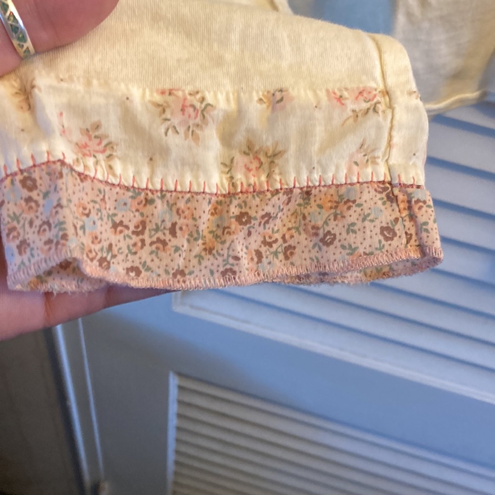 Old Navy - XL long sleeve cream shirt with flowers - Picture 4 of 10
